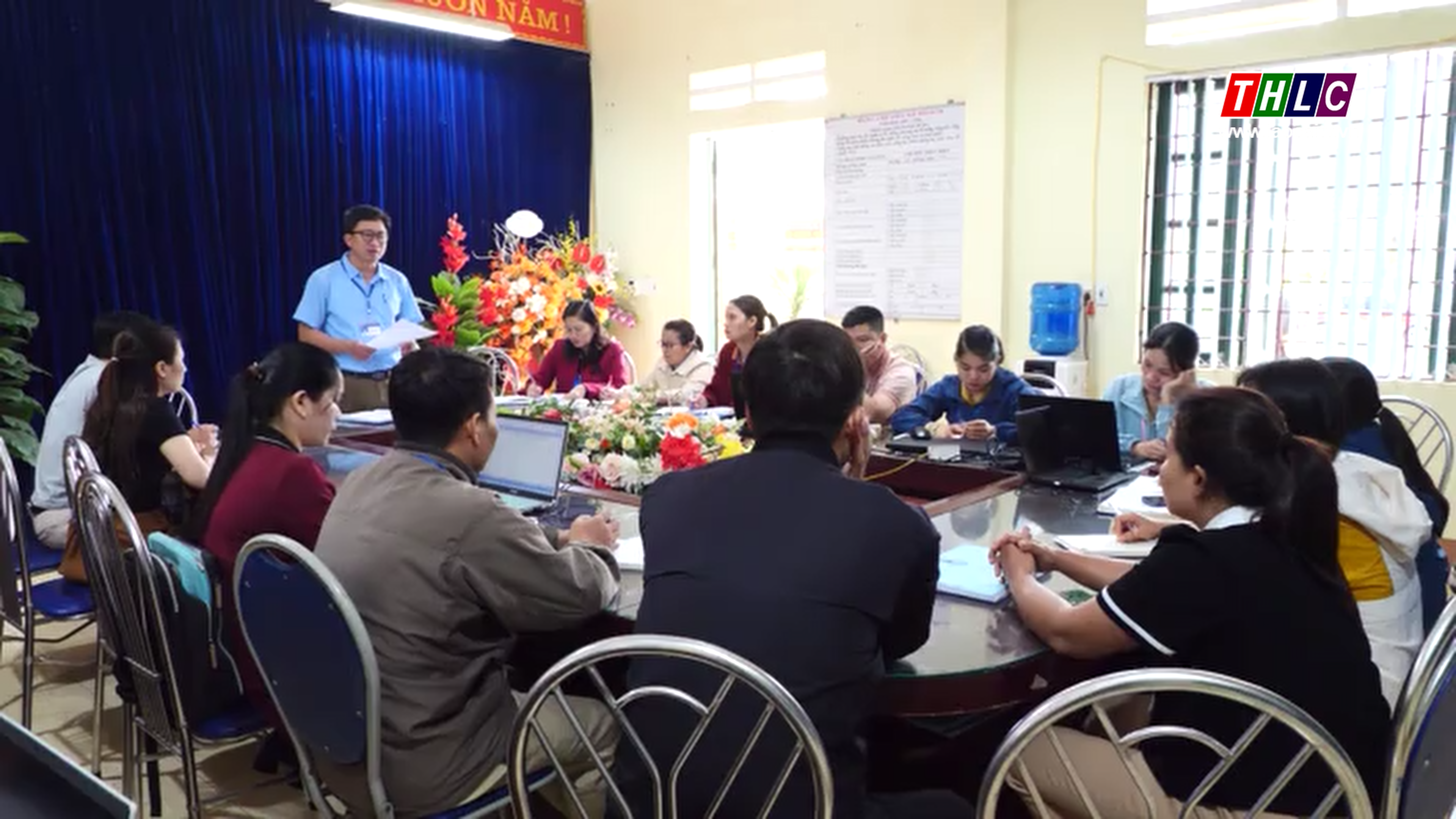 Lực Công an xã phối và chính quyền tổ chức họp chỉ đạo ngăn chặn tình trạng học sinh bị dụ dỗ đi làm thuê trái phép (ảnh THLC)