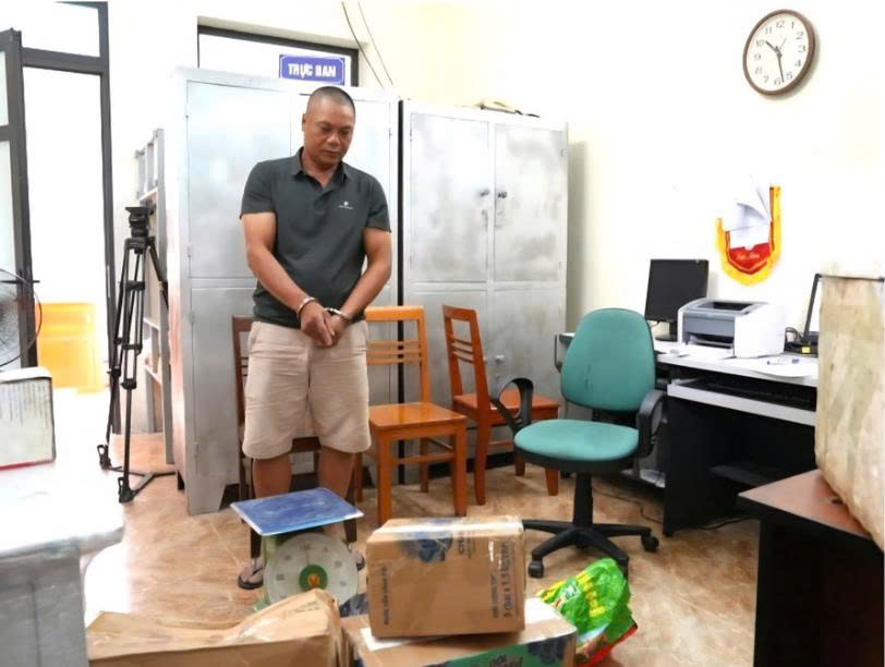 Khởi tố 4 người vụ mua thuốc nổ chế mìn đánh bắt cá tại Yên Bái 1 Lã Đức Dũng tại cơ quan CSĐT. (Ảnh: CAYB)