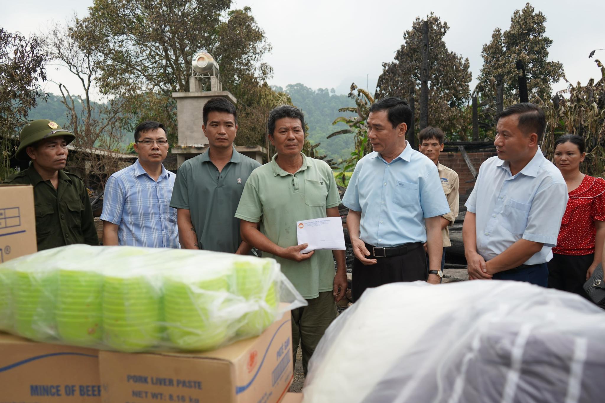 Văn Bàn trao hỗ trợ 100 triệu đồng cho hộ dân bị cháy nhà tại xã Liêm Phú 2 Lãnh đạo huyện Văn Bàn trao tiền cứu trợ cho gia đình ông Vi Văn Tưởng. (Ảnh Trung tâm VH,TT-TT Văn Bàn)