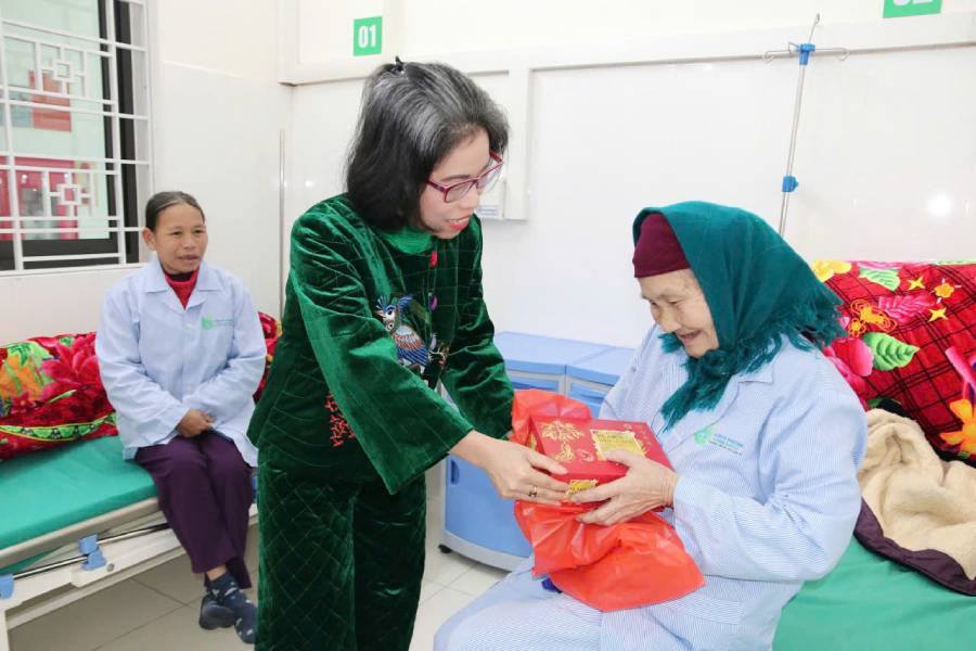 Lào Cai tăng cường chăm sóc sức khỏe người cao tuổi thích ứng với già hóa dân số 2 Lãnh đạo sở Y tế tặng quà cho NCT tại Bệnh viện Đa khoa huyện Mường Khương ( ảnh CTTĐT tỉnh Lào Cai )