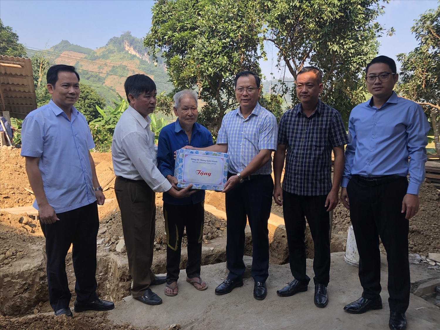 Các Chương trình MTQG góp phần giúp Lào Cai hoàn thành xóa nhà tạm, nhà dột nát 4 Lãnh đạo tỉnh Lào Cai thường xuyên đến thăm hỏi, động viên người dân trong quá trình thực hiện xóa nhà tạm, nhà dột nát