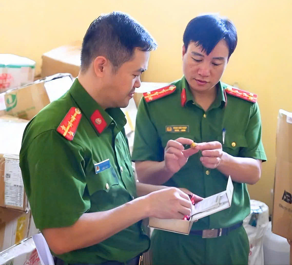 Luc luong chuc nang Cong an tinh kiem tra so hang hoa bi thu giu tai Cong ty co phan Thuong mai va Dich vu Healthy HKV