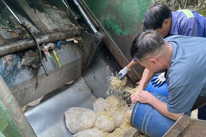 Lào Cai: Tiêu hủy hơn 3 tấn giá đỗ ngâm hóa chất gây hại sức khỏe người tiêu dùng 1 Lực lượng chức năng Lào Cai tiêu hủy số giá đỗ sản xuất bằng hóa chất độc hại. Ảnh: Thanh Tuấn