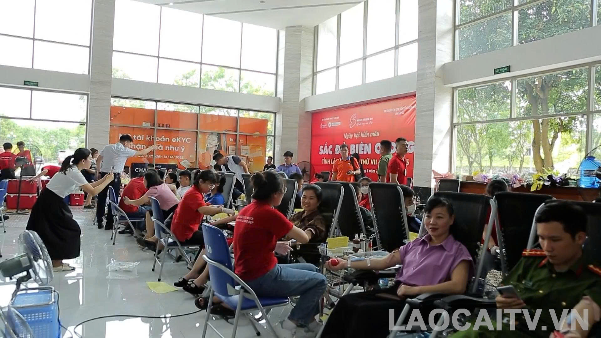 Lào Cai: Hơn 850 đơn vị máu được hiến tại chương trình 'Sắc đỏ biên cương' lần thứ VII 1 Rất đông người dân đã tham gia hiến máu sáng 3/6. (Ảnh THLC)