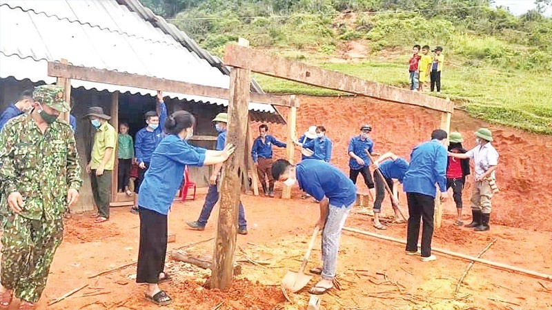 Hành trình nhân ái nơi những vùng đất khó Nghệ An 3 Nghệ An quyết tâm xóa nhà tạm, nhà dột nát trước 31/7/2025 - Trong ảnh: Các lực lượng tại chỗ huyện Quế Phong chung tay xóa nhà tạm, nhà dột nát