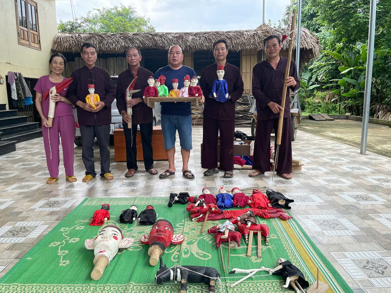 Thái Nguyên: Phát huy vai trò của Người có uy tín vùng đồng bào DTTS 1 Nghệ nhân Ma Quang Nhanh (đứng thứ 2 từ trái sang) cùng các thành viên phường rối cạn Thẩm Rộc, xã Bình Yên chuẩn bị con rối trước khi biểu diễn