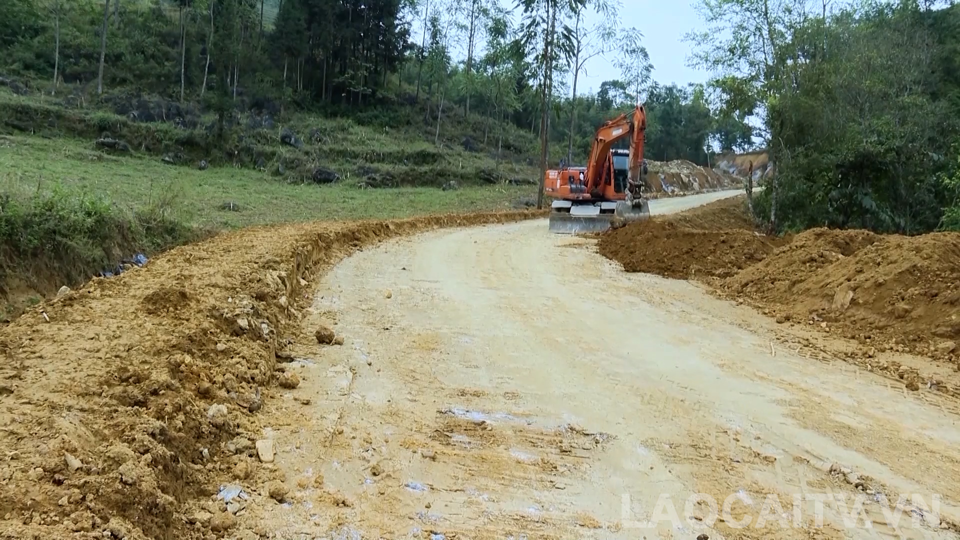 Người dân Si Ma Cai tự nguyện hiến trên 77 ha đất để mở đường giao thông nông thôn.. (Ảnh THLC)