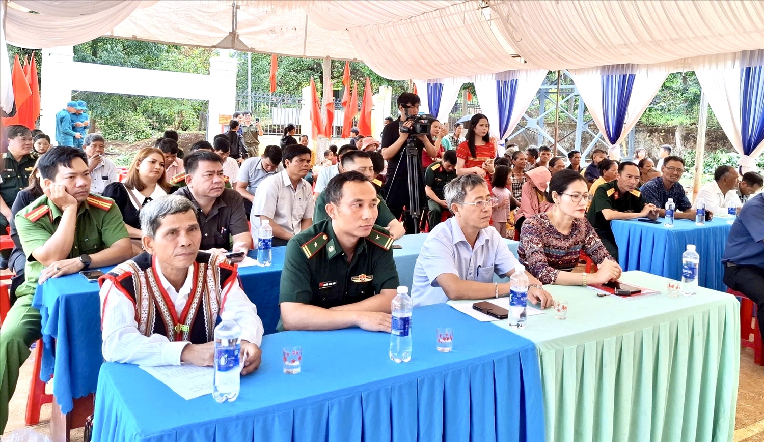 Gia Lai: Công bố làng Triêl đạt chuẩn nông thôn mới trong vùng đồng bào DTTS 2 Người dân cùng chính quyền địa phương, đại diện lực lượng vũ trang đứng chân trên địa bàn tham gia lễ công nhận