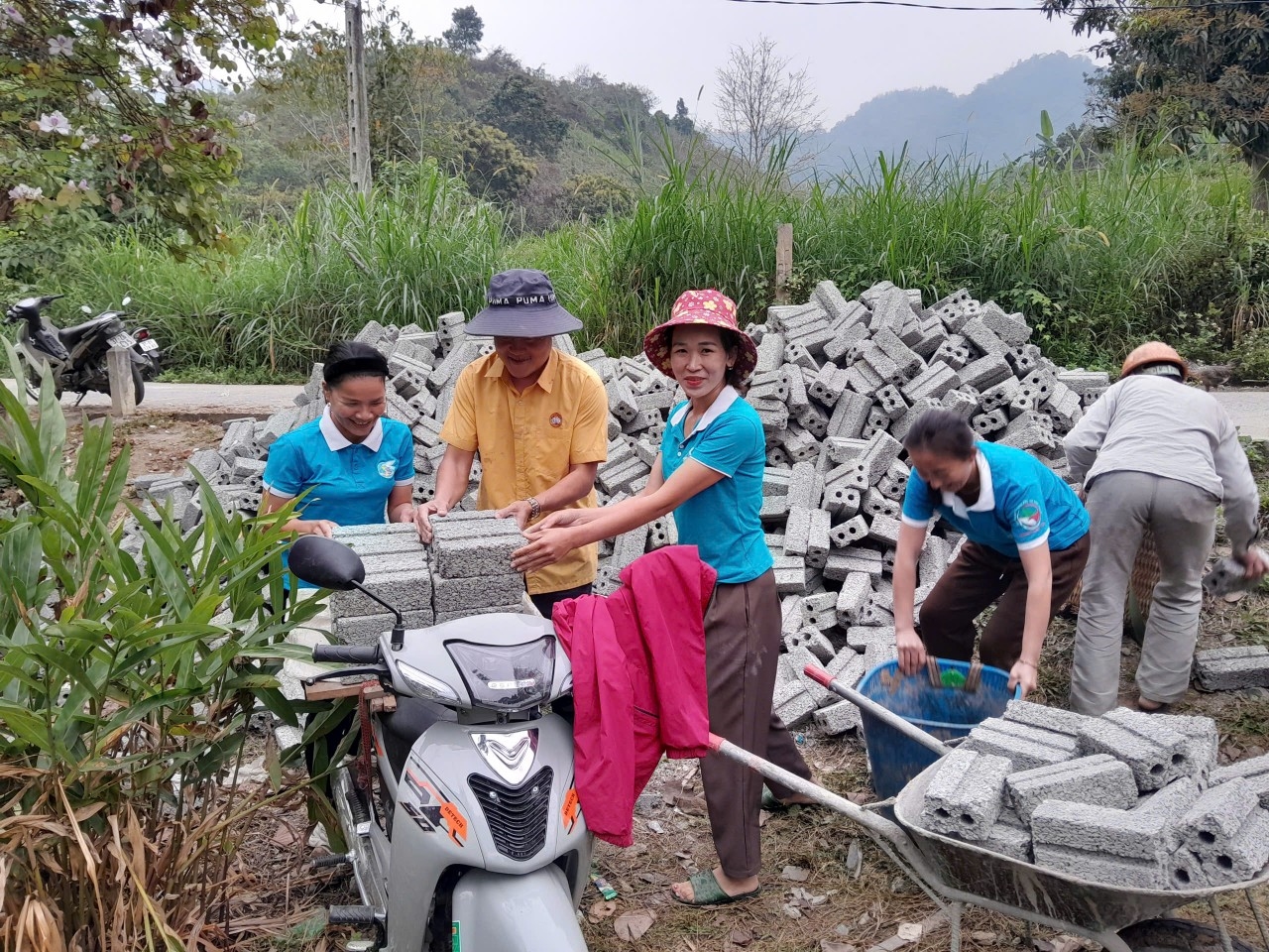 Hành trình nhân ái nơi những vùng đất khó Nghệ An 1 Người dân huyện Tương Dương hối hả chung tay xóa nhà tạm, nhà dột nát trên địa bàn
