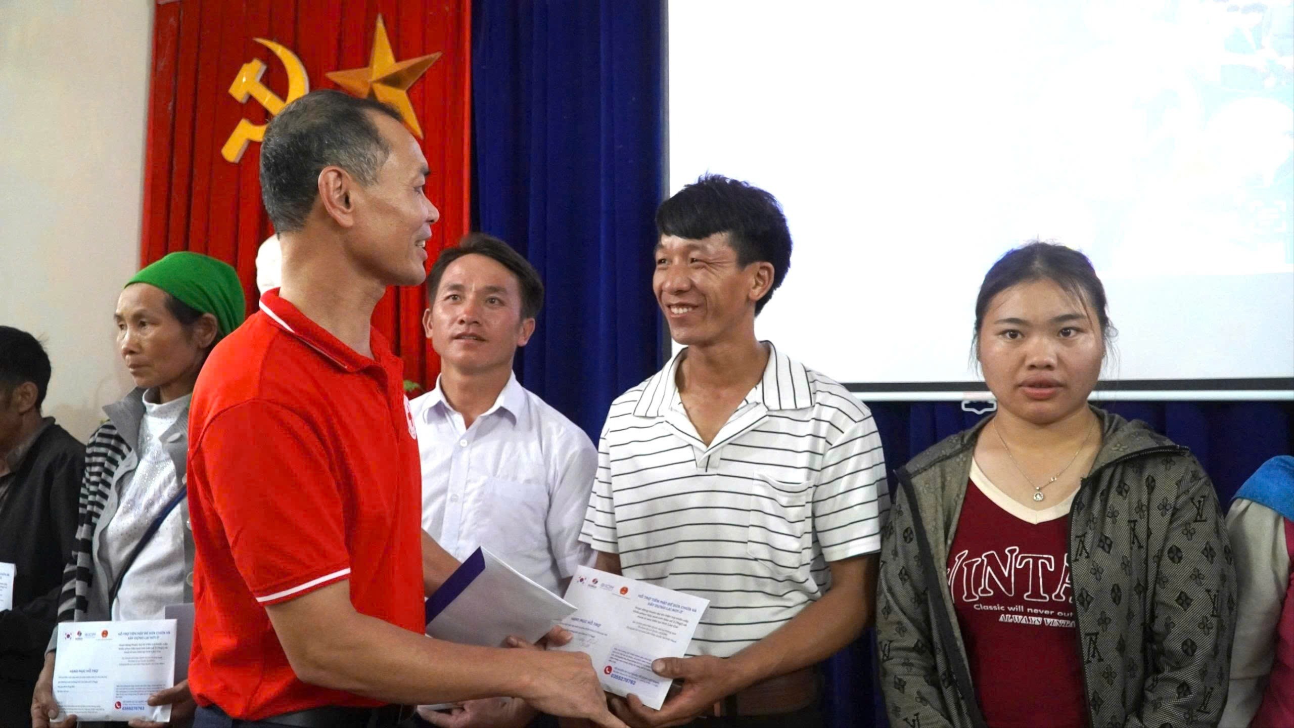 Bát Xát (Lào Cai): Bàn giao nhà mới, trao hỗ trợ tiền mặt cho người dân vùng lũ 2 Người dân vui mừng nhận tiền hỗ trợ. (Ảnh Báo Lào Cai)