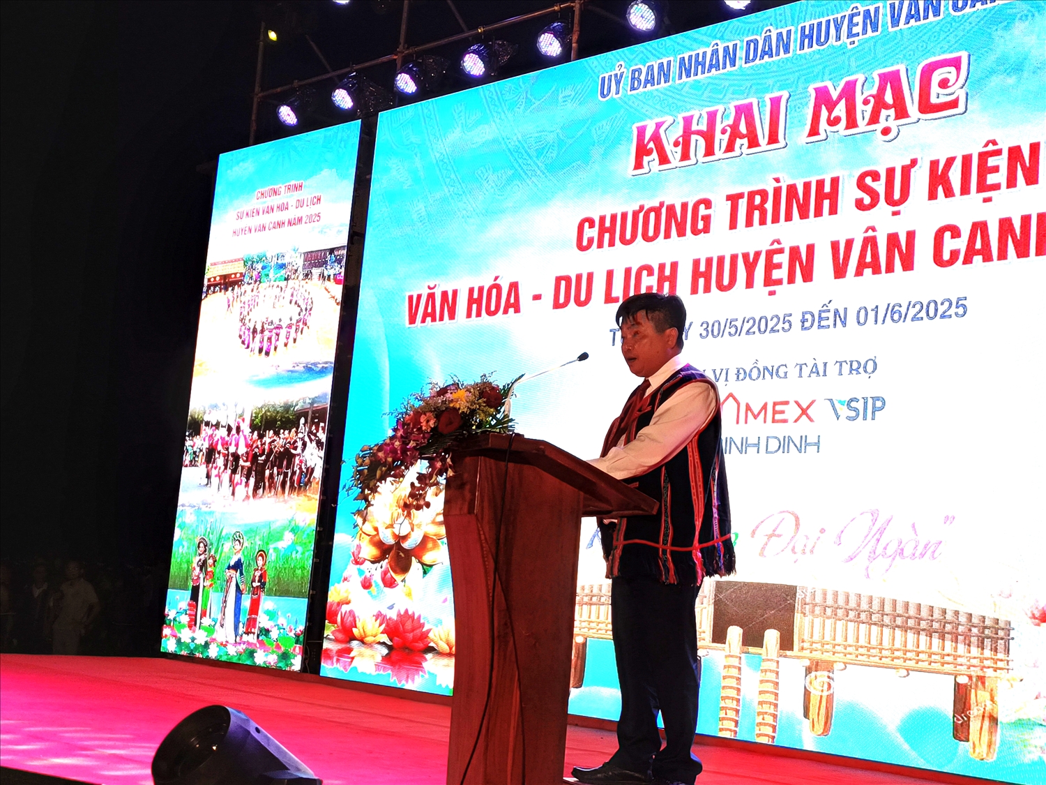 Vân Canh (Bình Định): Rộn ràng khai hội trống đôi và cồng chiêng 1 Ông Dương Hiệp Hoà - Chủ tịch UBND huyện vân Canh, phát biểu khai mạc Liên hoan