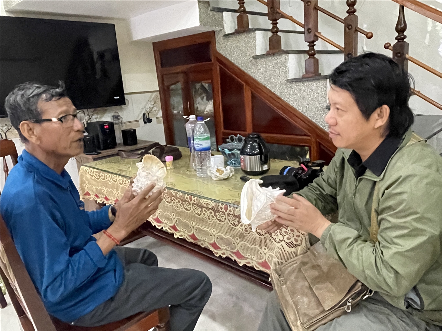 Người thổi ốc u ở Lý Sơn 3 Ông Hổ giới thiệu với khách về nguồn gốc con ốc u