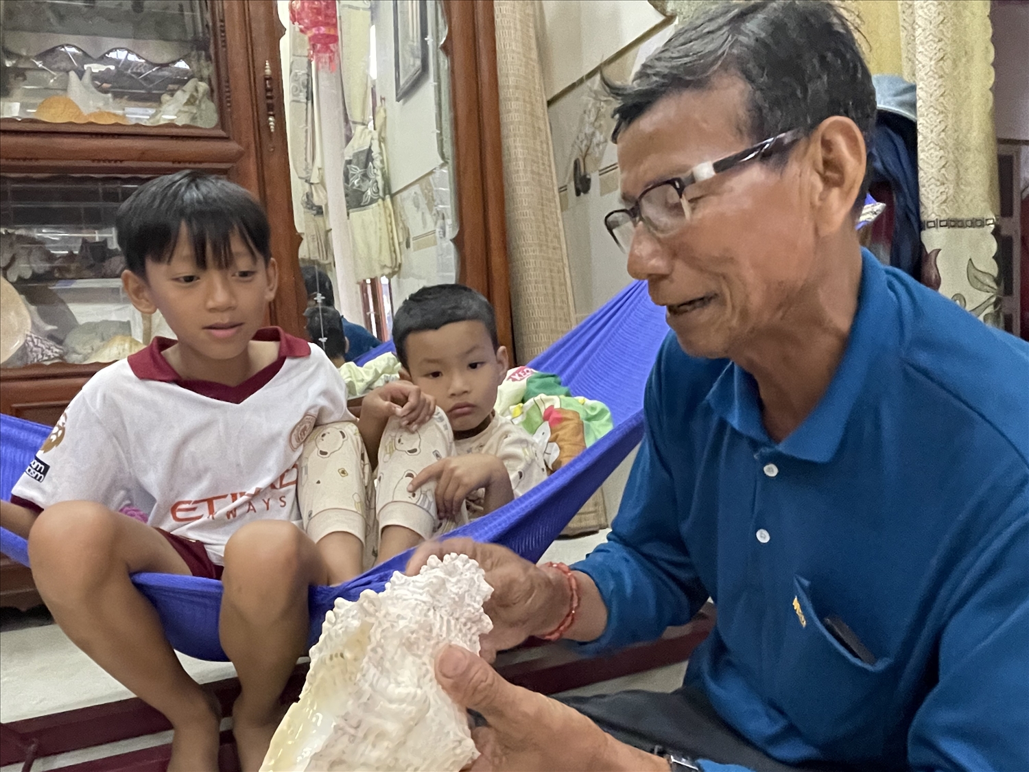 Người thổi ốc u ở Lý Sơn 2 Ông Lê Hổ dạy cháu cách thổi ốc u