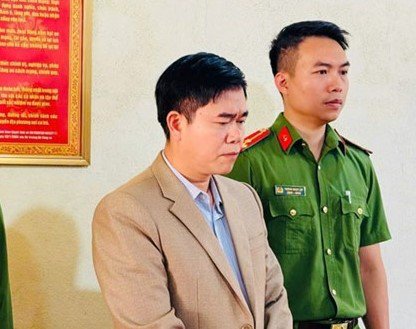 Cập nhật mới vụ 11 học sinh chia nhau 2 gói mì tôm trong bữa ăn bán trú ở huyện Bắc Hà 1 Ông Trần Ngọc Hà thời điểm bị bắt giữ.