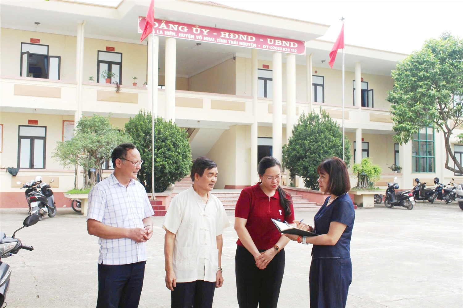 Thái Nguyên: Phát huy vai trò của Người có uy tín vùng đồng bào DTTS 2 Ông Trịnh Mạnh Hùng, sinh năm 1954, (đứng thứ 2 từ trái sang) là Người có uy tín xóm Cây Bòng, xã La Hiên trao đổi cùng phóng viên Báo Dân tộc và Phát triển. (Ảnh Thảo Khánh)