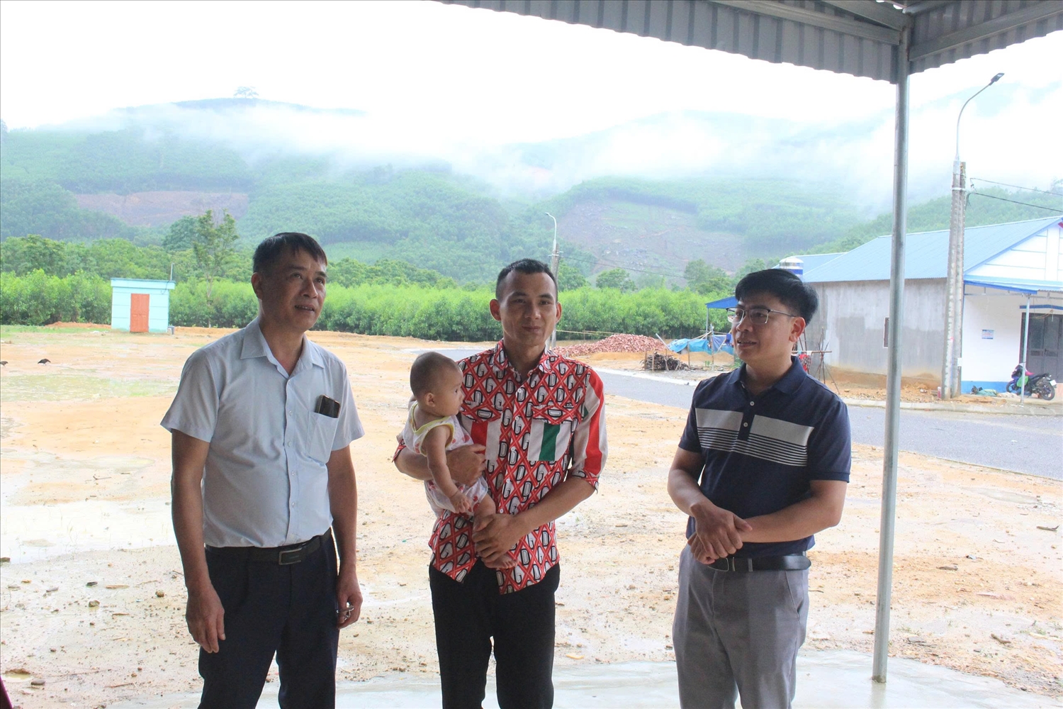 Ông Vũ Xuân Thái, Trưởng phòng Dân tộc và Tôn giáo huyện Đồng Hỷ (đứng vị trí thứ nhất từ trái sang phải) và ông Ngô Văn Tài, Phó Chủ tịch UBND xã Văn Lăng (áo phông kẻ xanh) đến thăm hỏi gia đình anh Lý Văn Hồng và chị Sùng Thị Sáy tại Khu dân cư tập trung xóm Liên Phương, xã Văn Lăng, huyện Đồng Hỷ, tỉnh Thái Nguyên (Ảnh: Thảo Khánh)