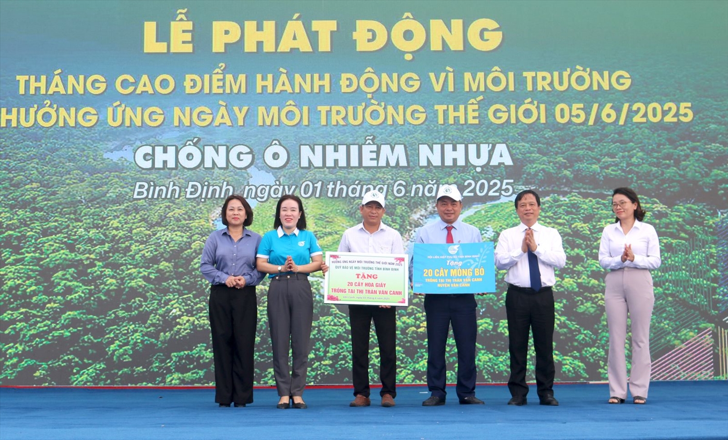 Bình Định: Phát động Tháng cao điểm hành động vì môi trường và hưởng ứng Ngày Môi trường thế giới năm 2025 4 Phó Chủ tịch Thường trực UBND tỉnh Bình Định Nguyễn Tuấn Thanh (thứ 2 từ phải sang) trao biểu trưng tặng cây xanh cho thị trấn Vân Canh
