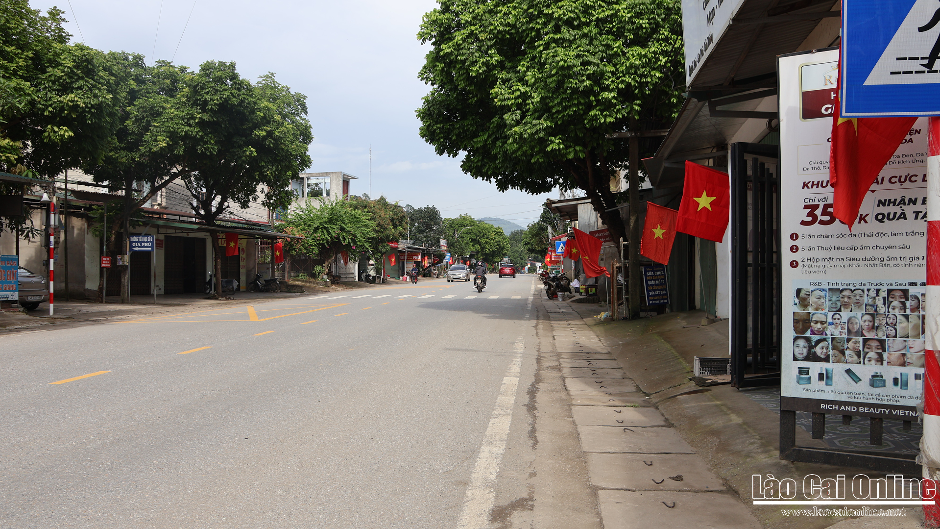 Xã Gia Phú rực rỡ cờ Tổ quốc, hưởng ứng ngày thành lập tỉnh Lào Cai mới 4 Cờ đỏ sao vàng được các hộ dân treo đồng loạt trước cửa nhà, tạo nên khung cảnh rực rỡ, thể hiện tinh thần đoàn kết và lòng tự hào dân tộc. Ảnh: Du Kỷ.
