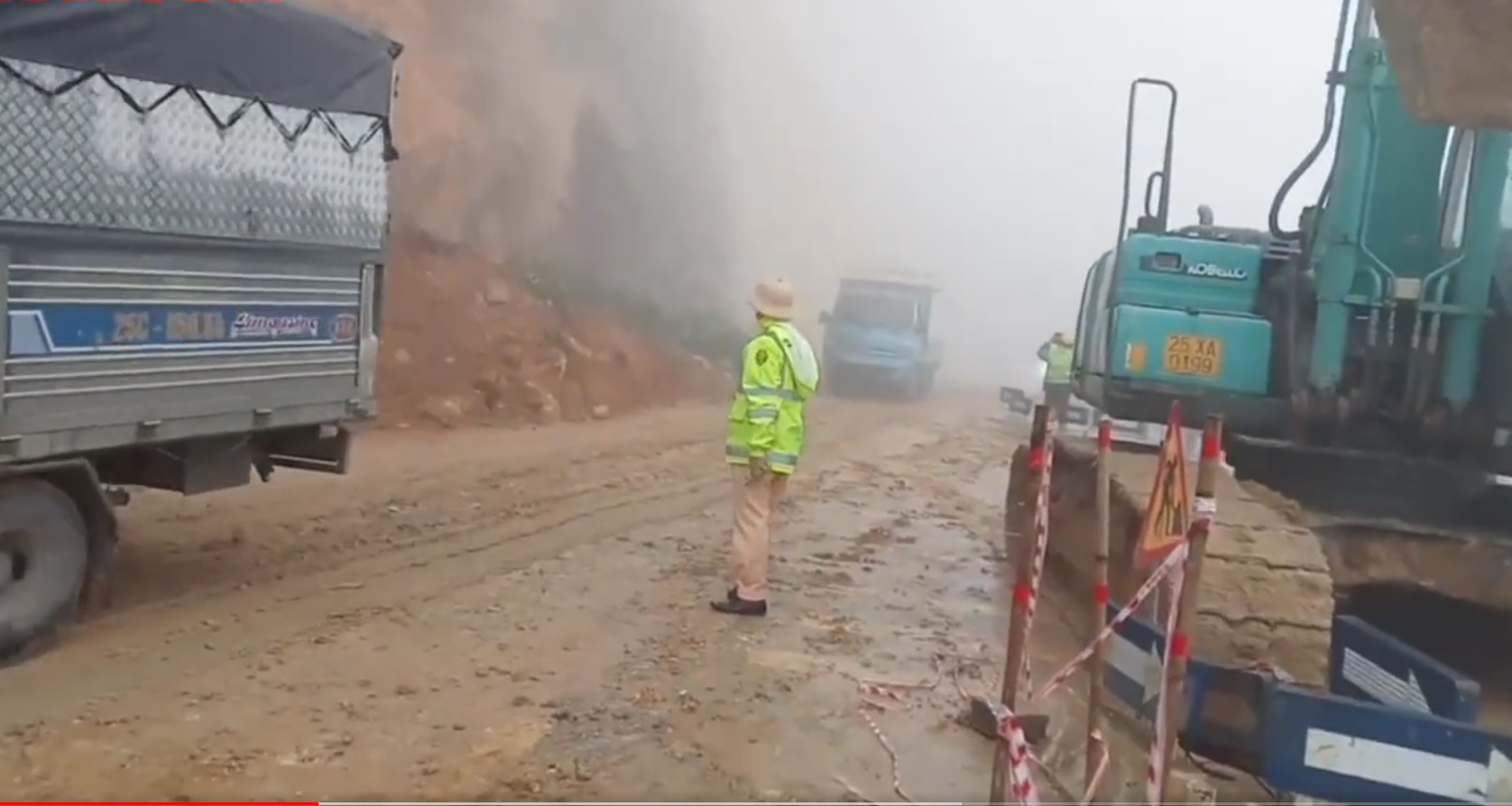 Thông tuyến bước 1 điểm sạt lở nghiêm trọng trên Quốc lộ 4D 1 Thông xe bước 1 tại Km76 + 690 Quốc lộ 4D. Ảnh cắt từ Clip Báo Lào Cai
