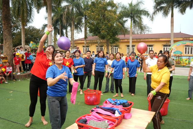 Trường Mầm non Y Can: Điểm sáng trong hành trình xây dựng “trường học hạnh phúc” tại Trấn Yên 3 Sự chung tay góp sức của phụ huynh để xây dựng trường học hạnh phúc (ảnh CTTĐT tỉnh Yên Bái )
