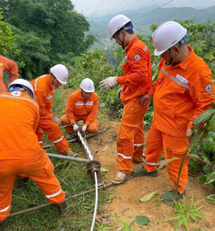 PC Yên Bái tăng cường kiểm tra lưới điện cao thế, sẵn sàng ứng phó mùa nắng nóng 2025 2 Thay nối dây dẫn đường dây 110kV bị tổn thương phát hiện sau kiểm tra (ảnh CTTĐT tỉnh Yên Bái)