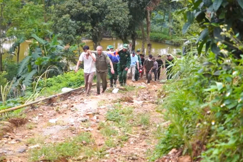 Thi the nguoi dan ong o huyen Muong Khuong tinh Lao Cai bi lu cuon troi da duoc tim thay. 4667