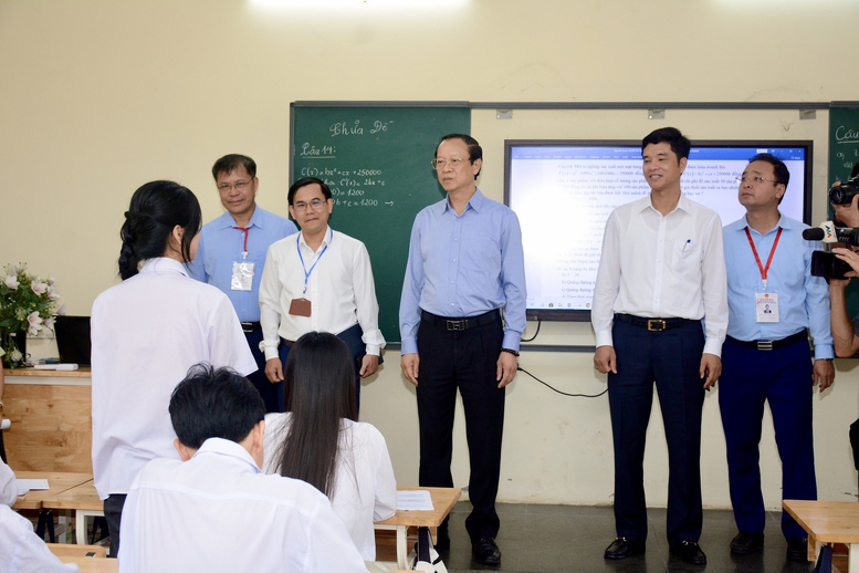 Tổ chức kỳ thi tốt nghiệp THPT 2025: Quán triệt 8 'từ khóa' 2 Thứ trưởng Phạm Ngọc Thưởng động viên các cháu học sinh ôn tập thật tốt - Ảnh: VGP/Nguyễn Mạnh