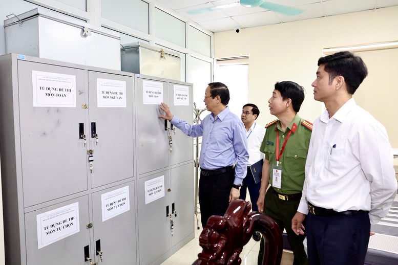 Tổ chức kỳ thi tốt nghiệp THPT 2025: Quán triệt 8 'từ khóa' 1 Thứ trưởng Phạm Ngọc Thưởng kiểm tra tủ đựng bài thi tại trường THPT Chuyên Lương Văn Tụy, TP. Ninh Bình - Ảnh: VGP/Nguyễn Mạnh