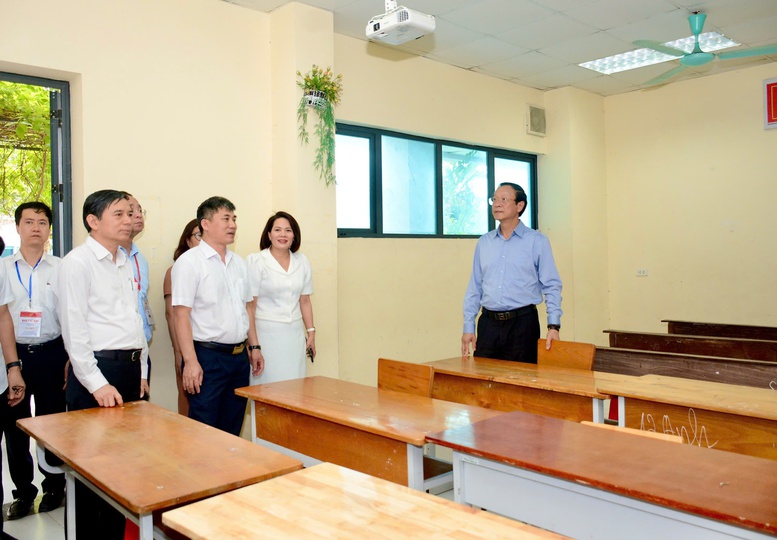 Tổ chức kỳ thi tốt nghiệp THPT 2025: Quán triệt 8 'từ khóa' 3 Thứ trưởng Thường trực Phạm Ngọc Thưởng kiểm tra điểm thi Trường THPT chuyên Biên Hòa, Hà Nam - Ảnh: VGP/Nguyễn Mạnh