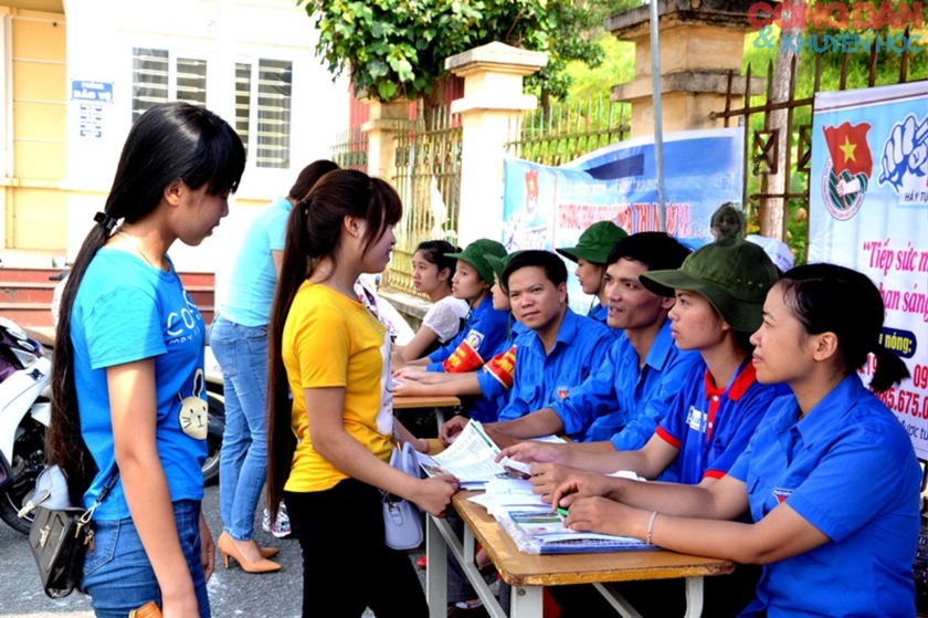 Lào Cai sẵn sàng cho kỳ thi tốt nghiệp THPT 2025: Chu đáo từ cơ sở vật chất đến hỗ trợ thí sinh 3 Tỉnh đoàn Lào Cai huy động hàng trăm đoàn viên, thanh niên tham gia chương trình "Tiếp sức mùa thi", hỗ trợ các thí sinh trong kỳ thi tốt nghiệp. (Ảnh Công Dân & Khuyến Học)