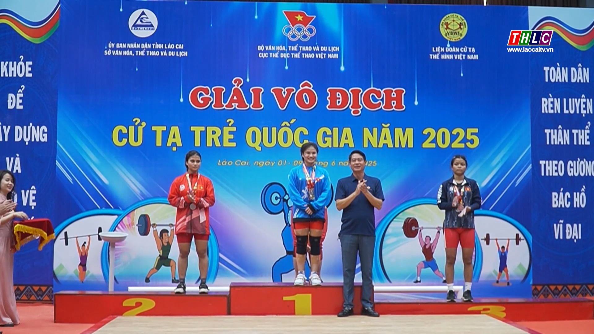 Kịch tính ngày thi đấu thứ hai Giải vô địch Cử tạ trẻ Quốc gia 2025 2 Trao giải cho các vận động viên xuất sắc (ảnh THLC)