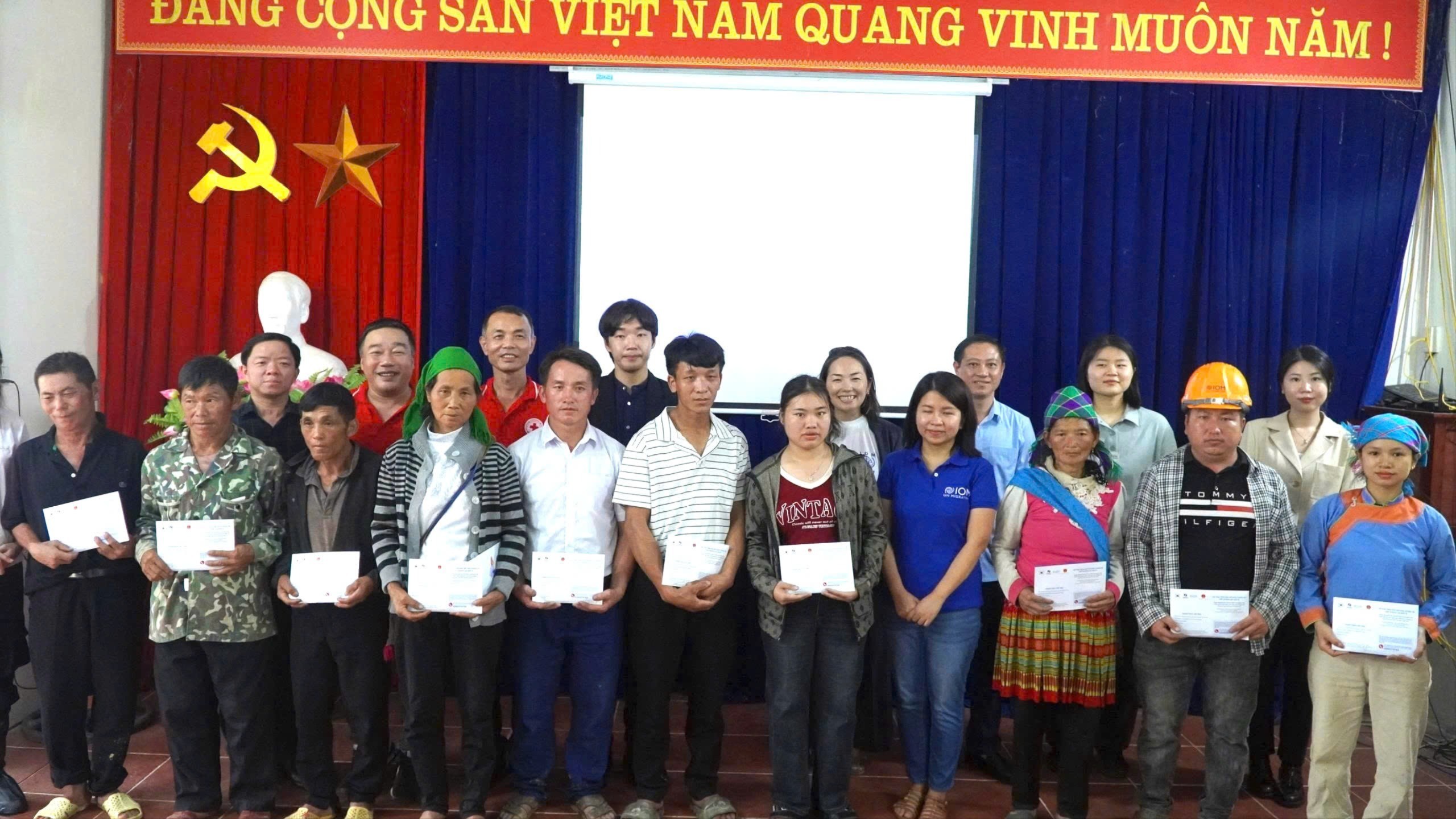 Bát Xát (Lào Cai): Bàn giao nhà mới, trao hỗ trợ tiền mặt cho người dân vùng lũ 3 Trao hỗ trợ cho 11 hộ dân. (Ảnh Báo Lào Cai)