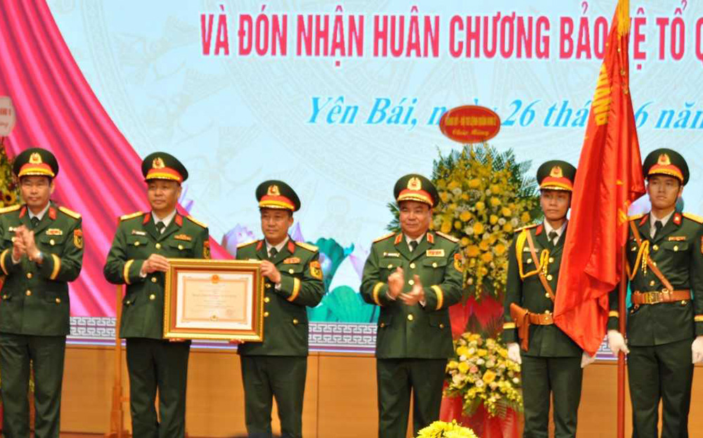 Yên Bái long trọng kỷ niệm 80 năm truyền thống lực lượng vũ trang tỉnh và đón nhận Huân chương Bảo vệ Tổ quốc hạng Nhất 3 Trung tướng Phạm Đức Duyên - Bí thư Đảng ủy, Chính ủy Quân khu 2 trao tặng Huân chương Bảo vệ Tổ quốc hạng Nhất. (Ảnh Báo Yên Bái)