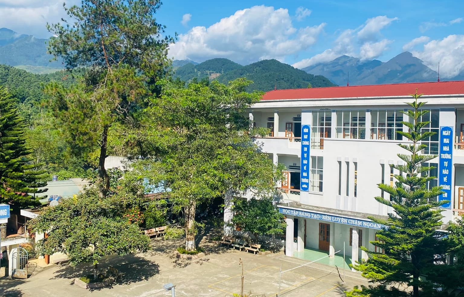 Trạm Tấu hỗ trợ 160 thí sinh khó khăn trong kỳ thi tốt nghiệp THPT năm 2025 1 Trường THPT Trạm Tấu có 131 thí sinh được nhận hỗ trợ (ảnh CTTĐT tỉnh Yên Bái )