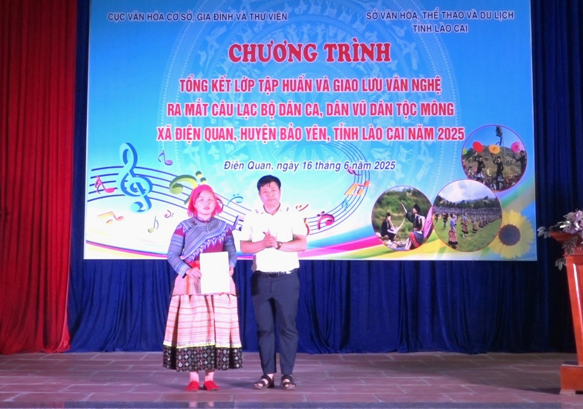 UBND xa Dien Quan da trao quyet dinh thanh lap Cau lac bo dan gian dan toc Mong 45466