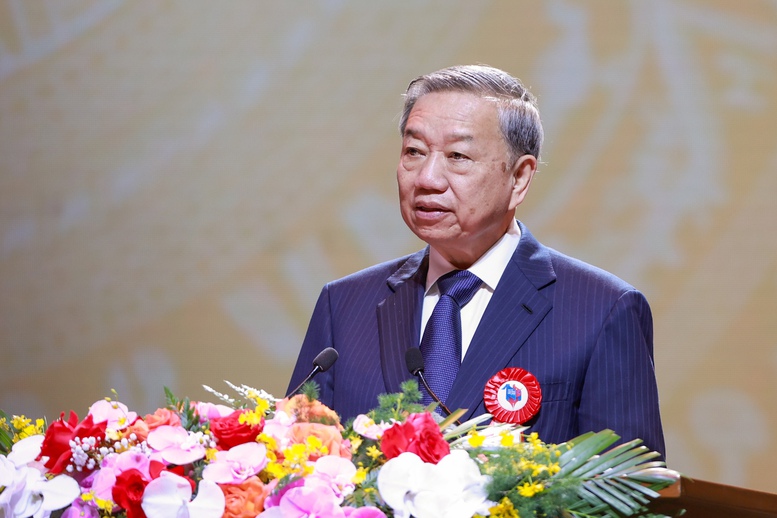 Phát biểu của Tổng Bí thư Tô Lâm tại Lễ Kỷ niệm 100 năm Ngày Báo chí Cách mạng Việt Nam 1 Tổng Bí thư Tô Lâm: Phát huy truyền thống vẻ vang 100 năm hình thành và phát triển, báo chí cách mạng Việt Nam phải tiếp tục vươn mình mạnh mẽ, khẳng định vai trò tiên phong trên mặt trận tư tưởng - văn hóa, phục vụ sự nghiệp phát triển đất nước - Ảnh: VGP/Nhật Bắc
