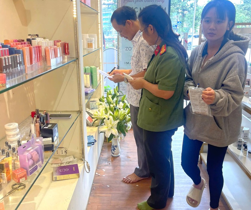 Sa Pa: Phạt 35 triệu đồng cơ sở kinh doanh mỹ phẩm không rõ nguồn gốc 2 Mỹ phẩm không rõ nguồn gốc bị thu giữ.