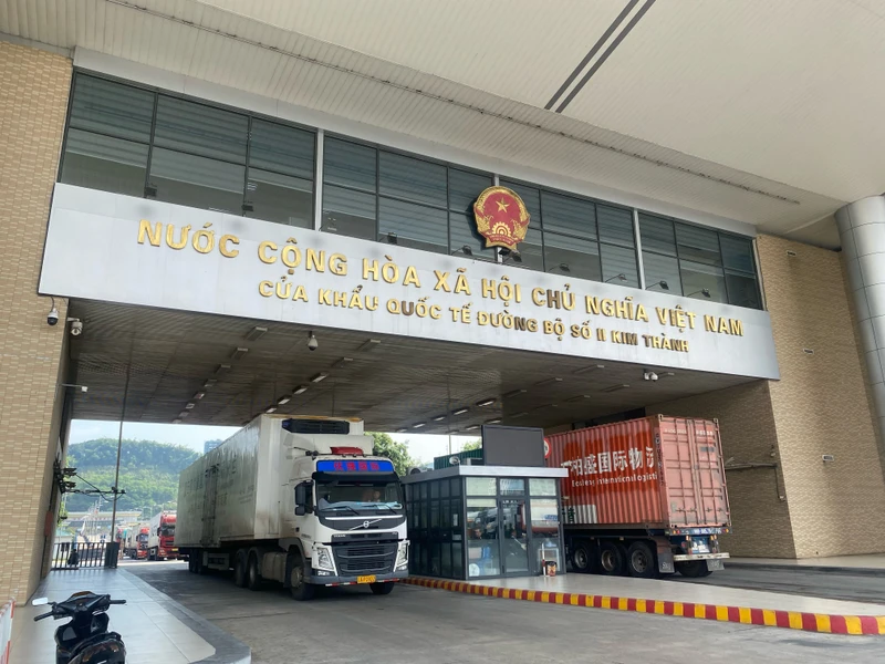 Lào Cai triển khai đồng bộ giải pháp, đẩy nhanh xuất khẩu quả vải tươi sang Trung Quốc 2 Lượng xe chở quả vải mỗi ngày đến cửa khẩu Lào Cai tăng nhanh, trung bình từ 60 - 70 xe/ngày.