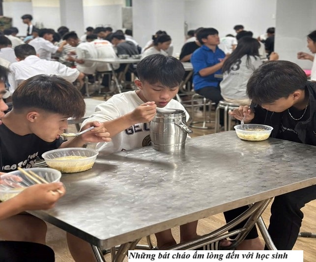 'Nồi cháo yêu thương' tiếp sức sĩ tử THPT tại Bát Xát trước thềm kỳ thi 2025 3 Những bát cháo ấm lòng đến với học sinh. (Ảnh Truyền Hình Bát Xát)