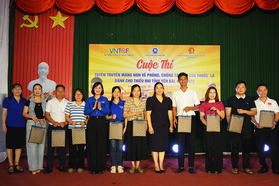 Thiếu nhi Yên Bái lan tỏa thông điệp phòng, chống tác hại thuốc lá qua cuộc thi tuyên truyền măng non 2 Lãnh đạo đại diện Viện Nghiên cứu Thanh niên trao quà cho các đội dự thi (ảnh CTTĐT tỉnh Yên Bái )