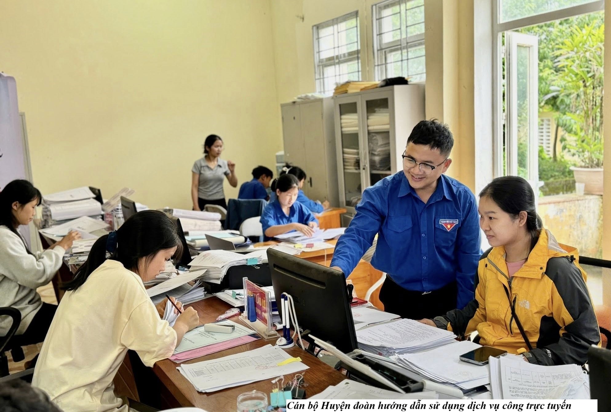 Bát Xát ra mắt Đội hình Bình dân học vụ số, đẩy mạnh chuyển đổi số tại xã Dền Sáng 2 Cán bộ Huyện đoàn hướng dẫn sử dụng dịch vụ công trực tuyến. (Ảnh Truyền Hình Bát Xát)