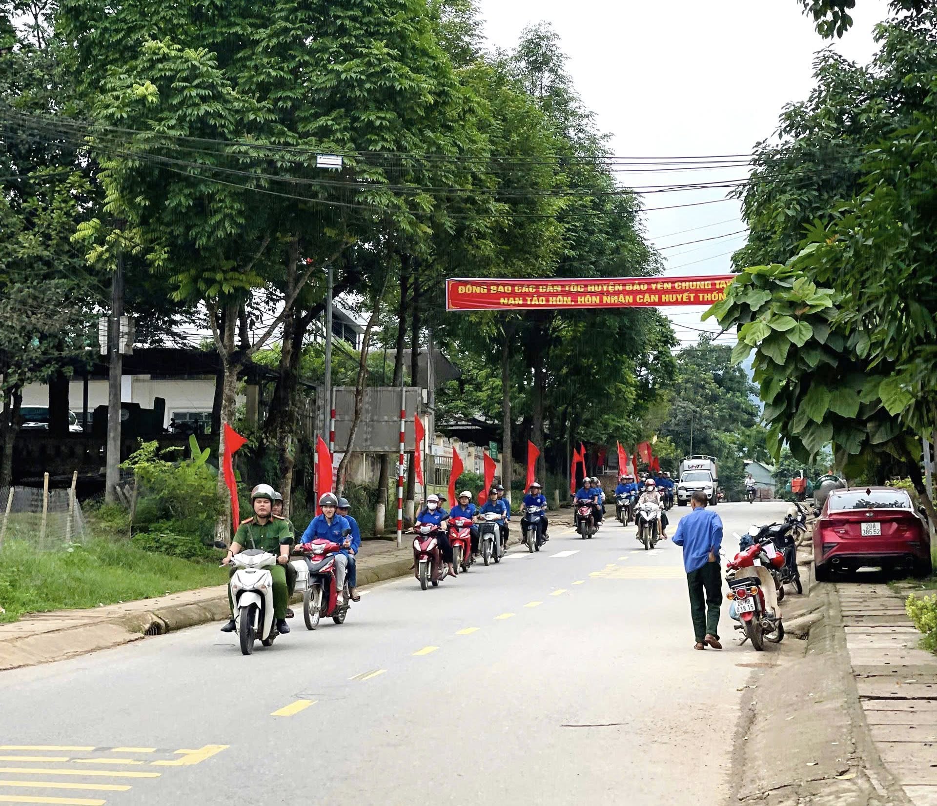 Diễu hành tuyên truyền lưu động dọc tuyến Quốc lộ 279. (Ảnh Truyền Hình Bảo Yên)