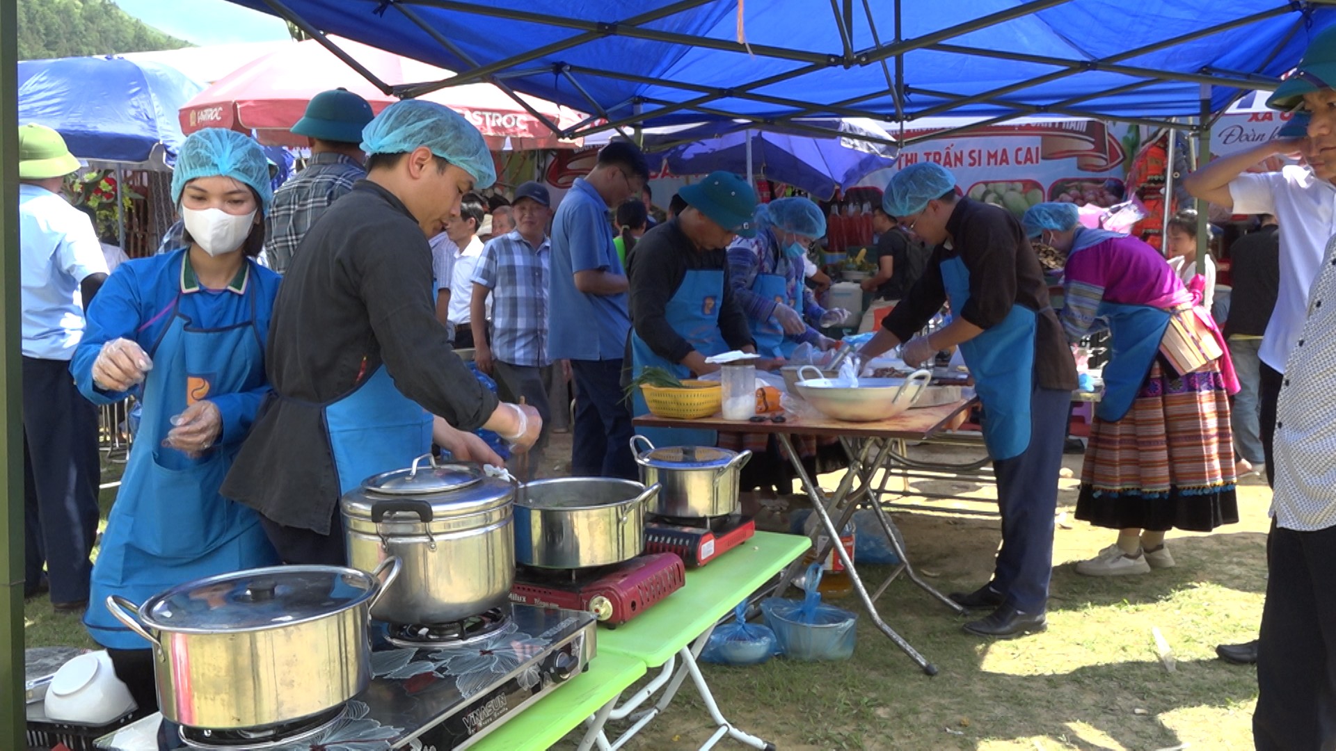 Sôi động Hội thi Văn hóa Ẩm thực các dân tộc tại Si Ma Cai 1 Mỗi đội đều mang đến những mâm cỗ đặc sắc, phục vụ từ 8 đến 10 thực khách với tối thiểu 12 món ăn đậm nét văn hóa ẩm thực địa phương. (Ảnh Truyền Hình Si Ma Cai)