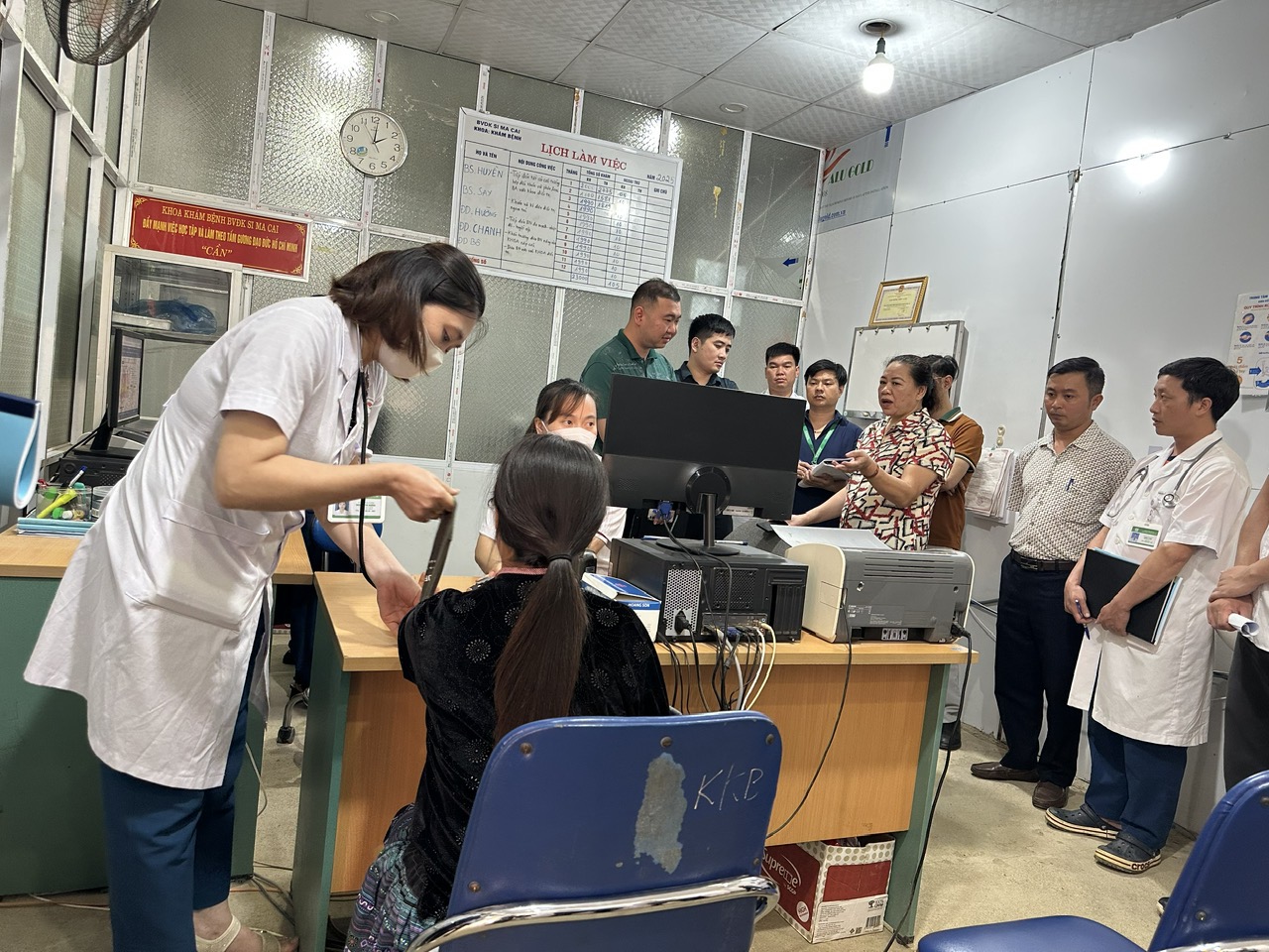 Si Ma Cai: Thẩm định hệ thống bệnh án điện tử tại Bệnh viện đa khoa huyện 3 Song song với số hóa bệnh án, bệnh viện còn triển khai nhiều kỹ thuật mới như nội soi đại tràng can thiệp, tán sỏi ngược dòng. (Ảnh Truyền Hình Si Ma Cai)