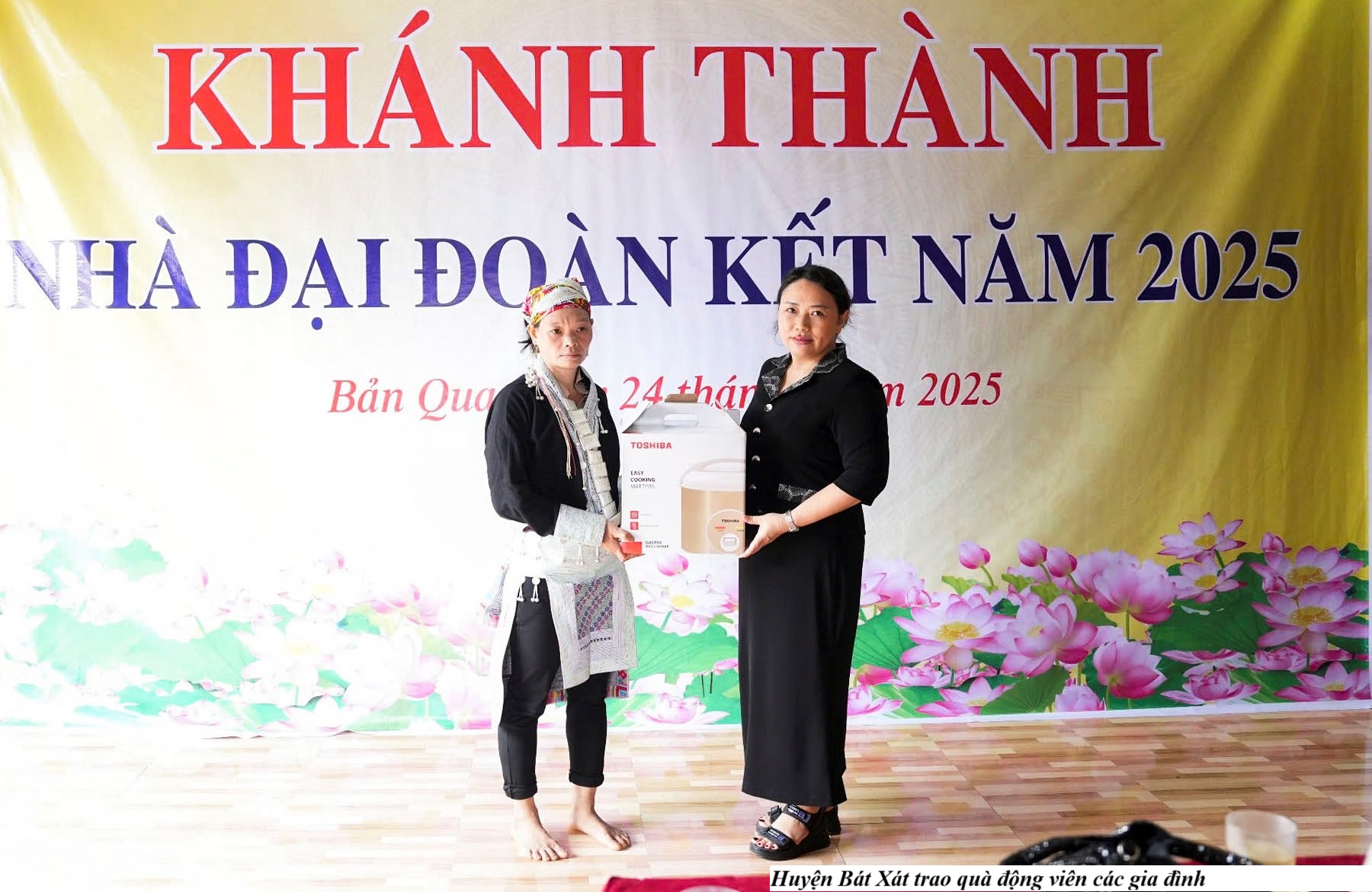 Bát Xát: Bàn giao hai ngôi nhà Đại đoàn kết tại xã Bản Qua 3 Huyện Bát Xát trao quà động viên các gia đình. (Ảnh Truyền Hình Bát Xát)