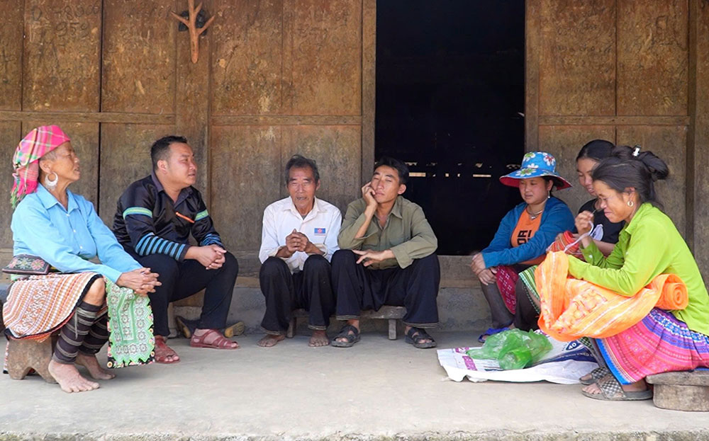 Cán bộ xã người Mông đưa trà Shan tuyết Phình Hồ lên sàn thương mại điện tử, “cháy hàng” vì giá cao 2 Anh Sùng A Tủa đi từng nhà vận động bà con trong bản (ảnh Báo Yên Bái )