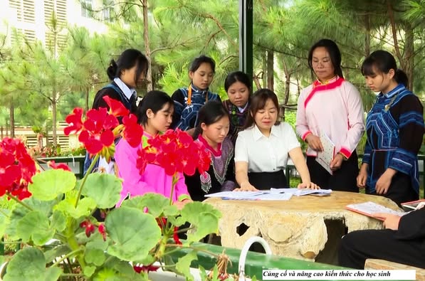 Trường Dân tộc Nội trú Bát Xát tăng tốc ôn luyện cho kỳ thi tốt nghiệp THPT 2025 2 Củng cố và nâng cao kiến thức cho học sinh. (Ảnh Truyền Hình Bát Xát)