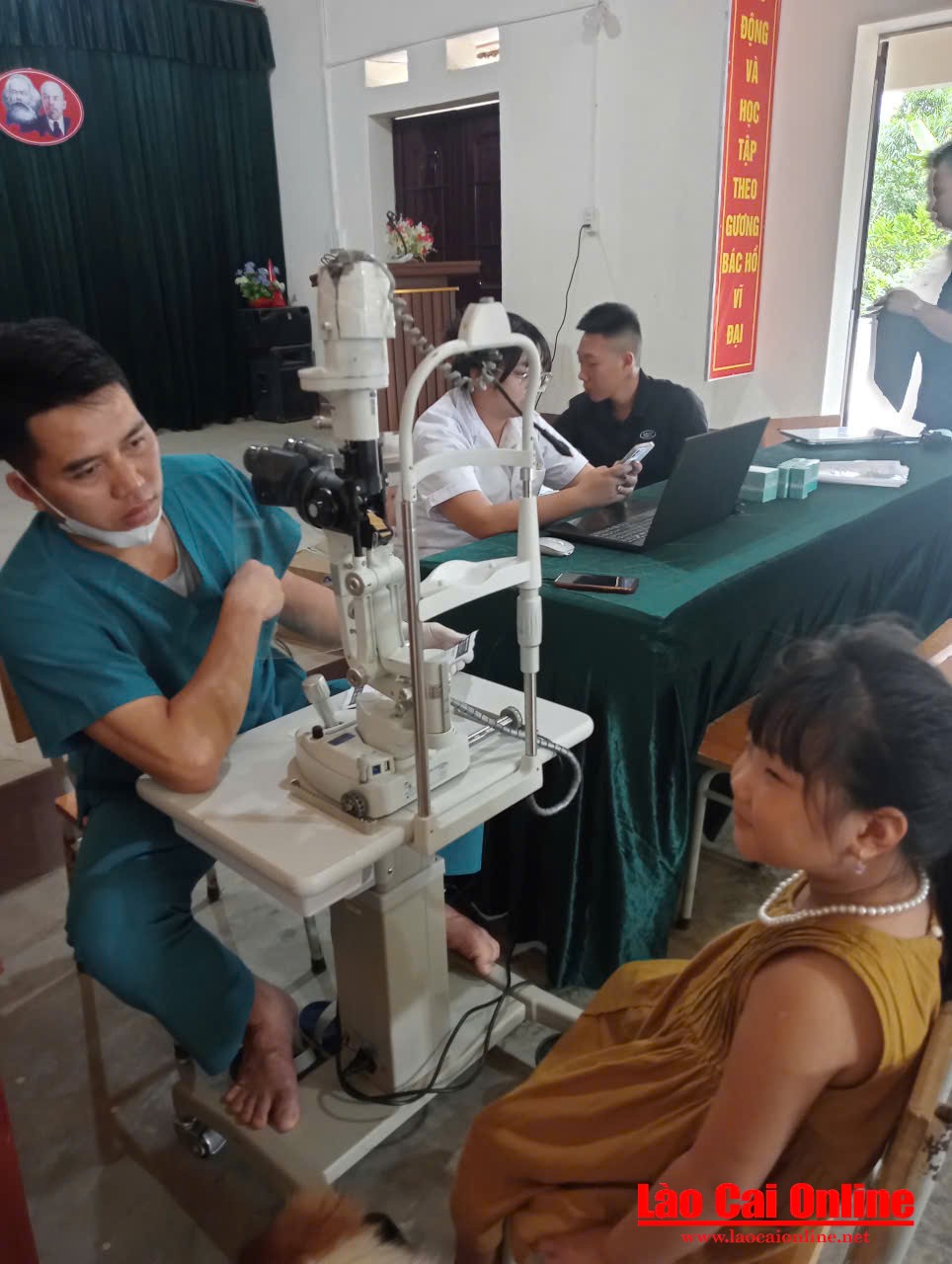 Các bác sĩ sẽ tiến hành khám sàng lọc, tư vấn điều trị, đo thị lực và kiểm tra các dấu hiệu bất thường về mắt cho người dân