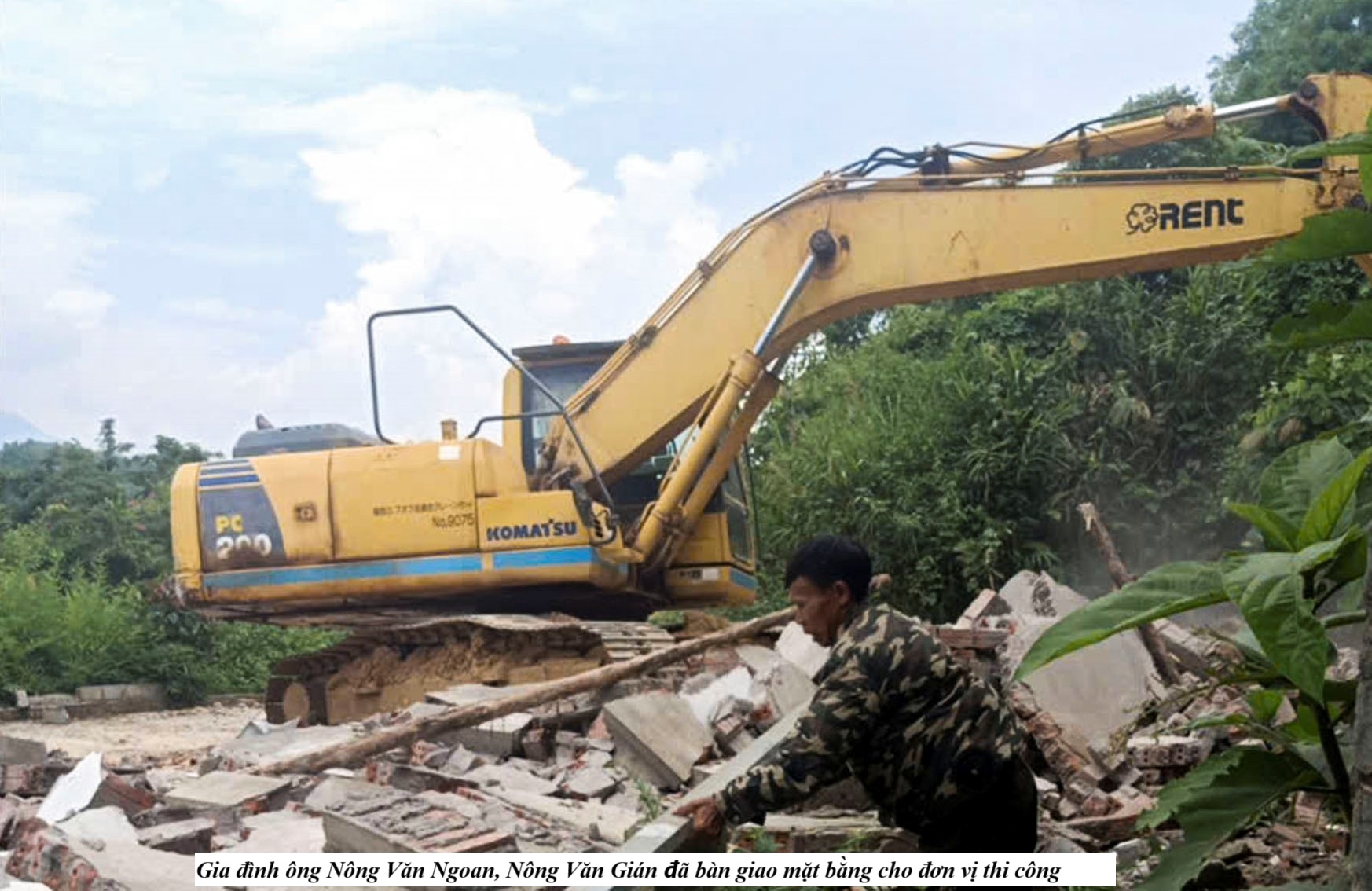 Gia đình ông Nông Văn Ngoan, Nông Văn Gián đã bàn giao mặt bằng cho đơn vị thi công. (Ảnh Truyền Hình Bát Xát)