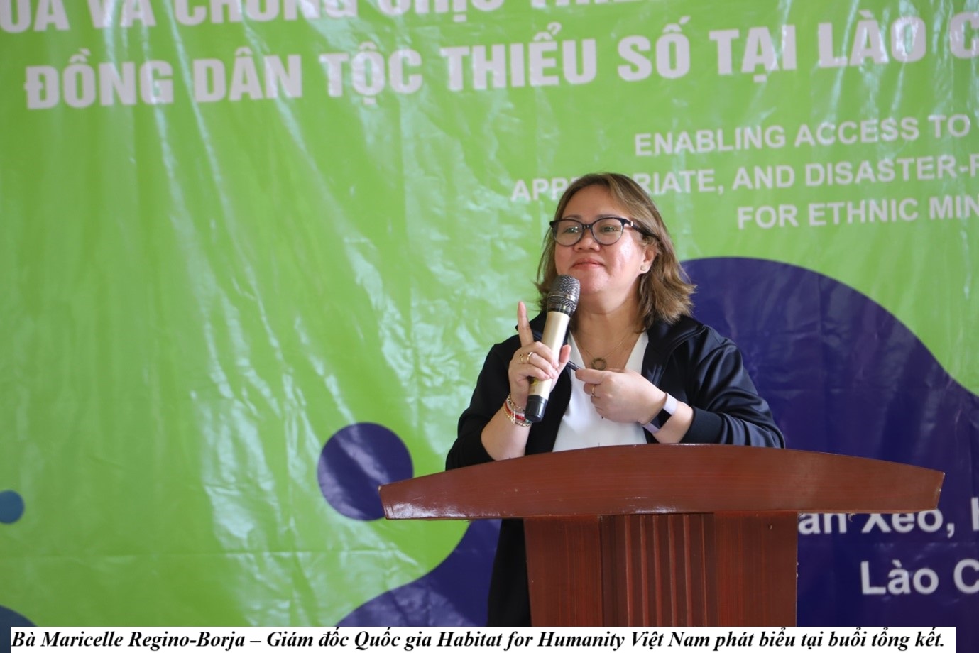 Habitat for Humanity Vietnam khép lại dự án nhà ở hỗ trợ cộng đồng dân tộc thiểu số tại Bát Xát, Lào Cai 2 Bà Maricelle Regino-Bojia - Giám đốc Quốc gia Habitat for Humanity Việt Nam phát biểu tại buổi tổng kết. (Ảnh Truyền Hình Bát Xát)